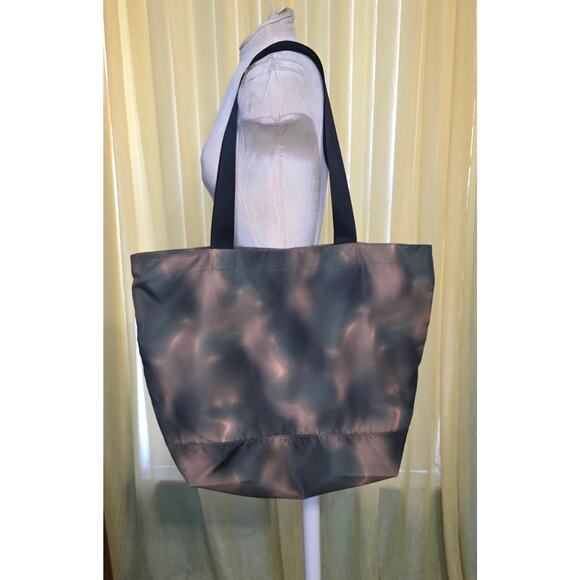 Victoria's Secret weekender "Pink" camouflage tote bag NWT - Picture 2 of 5